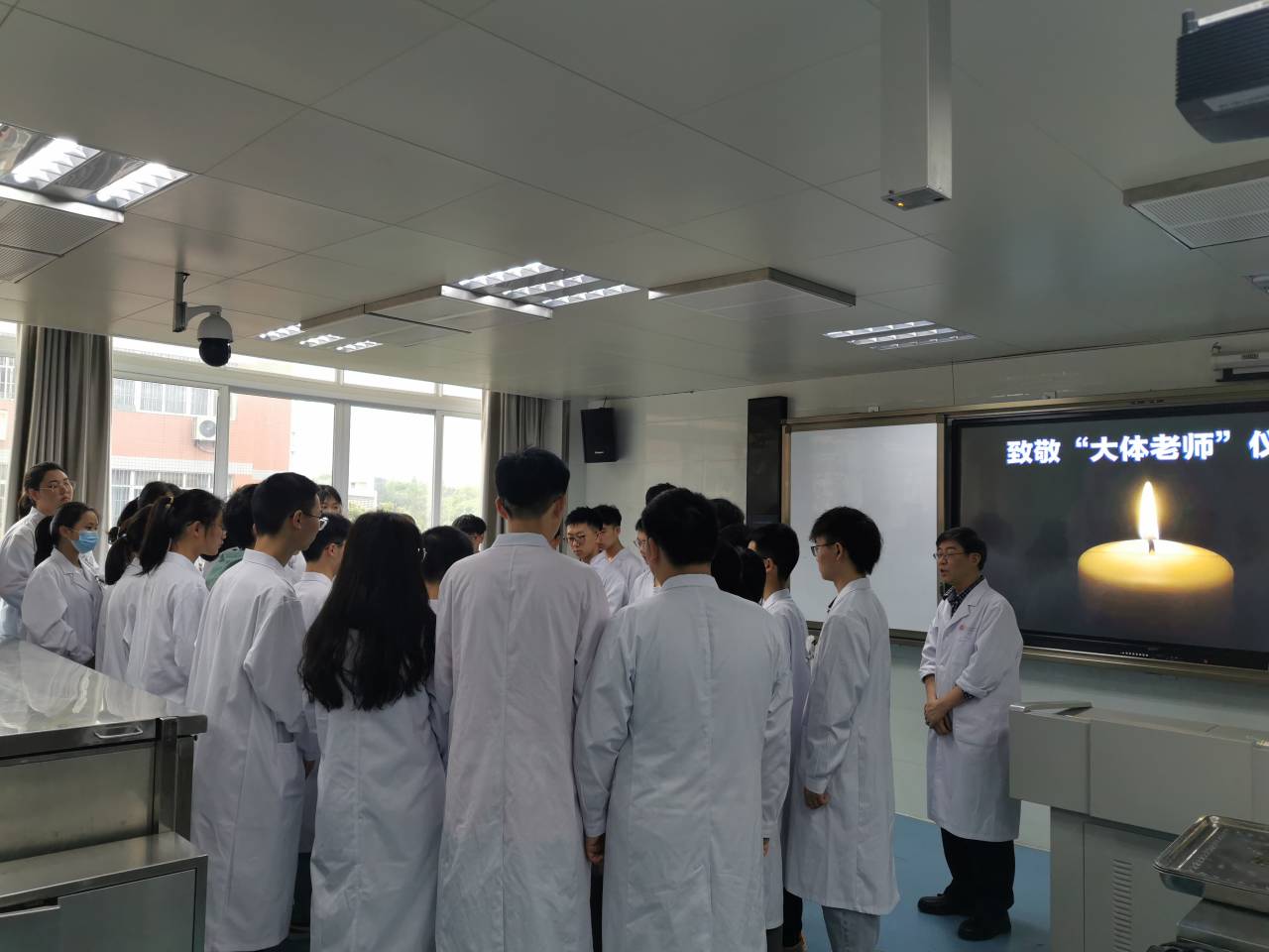 余崇林教授指出,"大体老师"是医学生学习解剖学的无语良师,他们默默