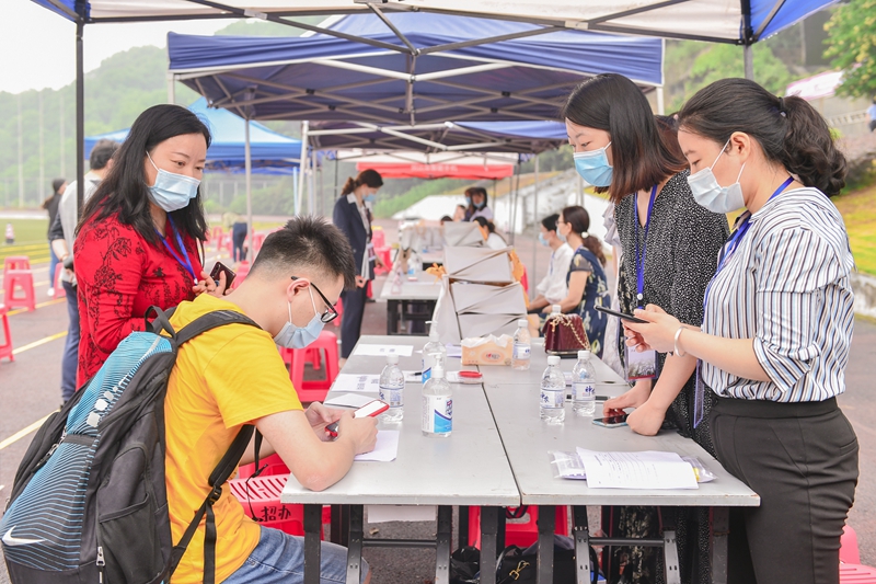 我校第二批返校复课本专科学生顺利报到